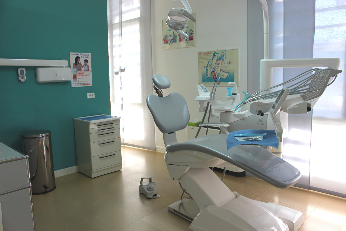 Dr. Diego Tellatin, dentista a Bassano del Grappa. Trattamenti odontoiatrici per adulti e bambini.